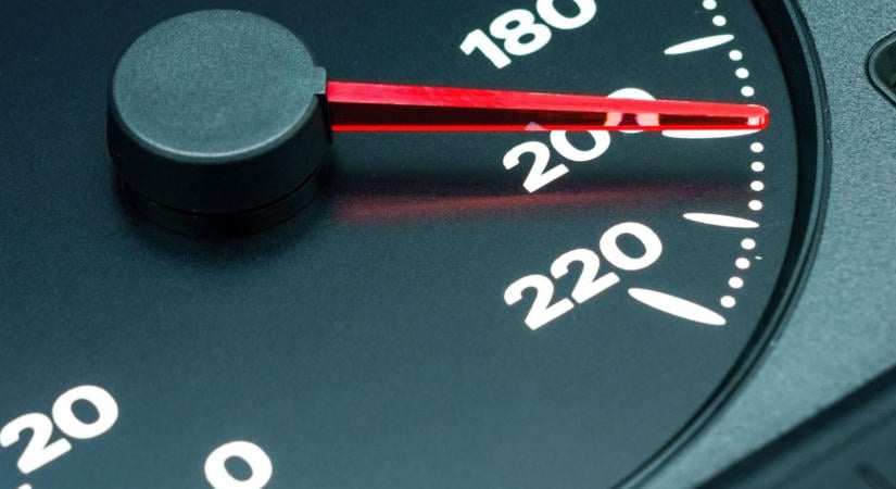 214 km/órás átlagsebességgel száguldott egy autós a sztrádán, mégsem büntethetik meg