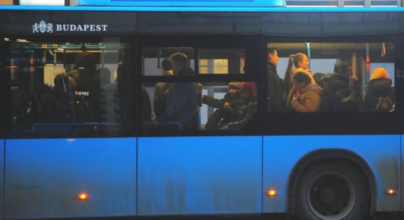 Mindenszentek és halottak napja: rendkívüli buszokat és expresszvillamost indít a BKK Budapesten