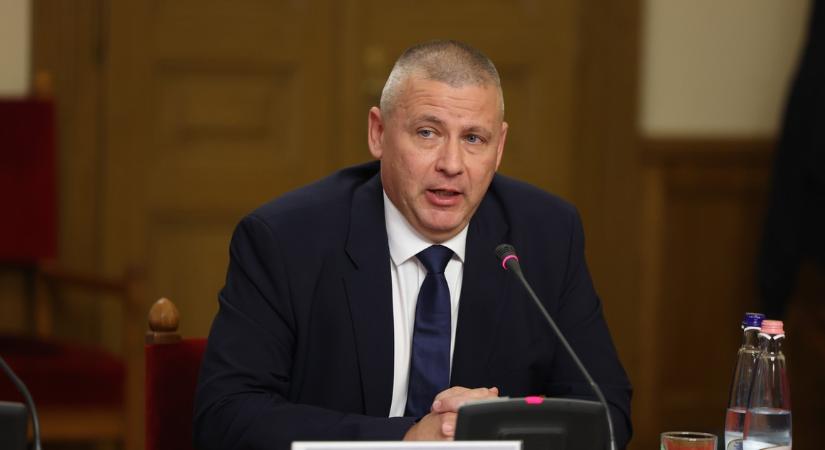 Ruszin-Szendi Romulusz: Visszavesszük a „fiatalítás” és a Covid-oltás miatt elbocsátott katonákat