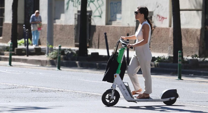 Egy külföldi turistától nem várható el, hogy fejvédővel rollerezzen, a budapestiektől igen