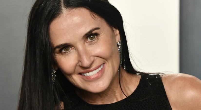 A szokás, aminek köszönhetően Demi Moore 63 évesen is bombázó fürdőruhában