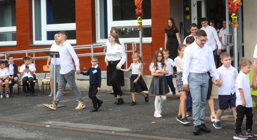 Kis lépés, nagy kezdet - Becsengettek a Derkovits-iskolába - sok-sok fotó