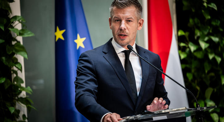 Magyar Péter asztalán van a javaslat a mandátumukat ki nem töltött köztársasági elnökök juttatásaival kapcsolatban