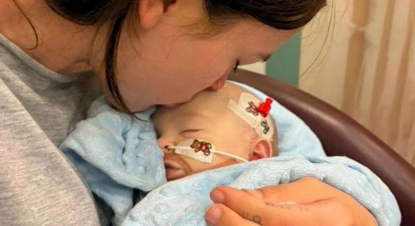 „Mindössze öt napot tölthettünk otthon a kisbabánkkal” – szülei a kedvenc dalát énekelték neki, miközben örökre lehunyta a szemét