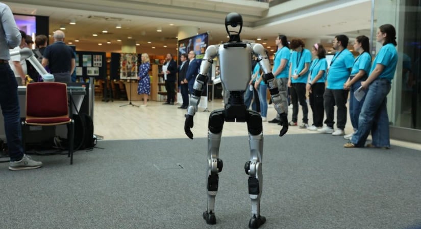 A humanoid robot puszit küld, a kutyája pitizik – a jövővel találkoznak a diákok Szegeden – galériával, videóval