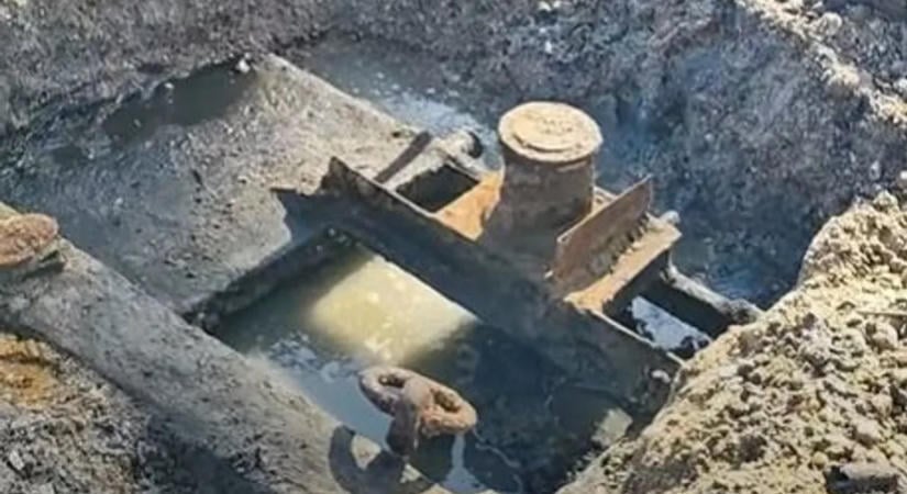 Titokzatos hajóroncs rejtőzhet a Duna mélyén, különös leletre bukkantak a Medvei hídnál – videó
