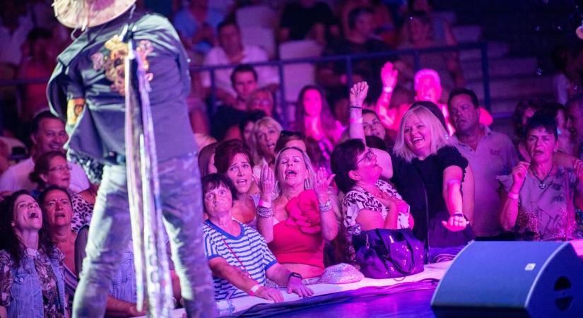Mindenki énekelt! Fotókon Szikora Róbert és az R-Go hajdúszoboszlói koncertje - videóval!