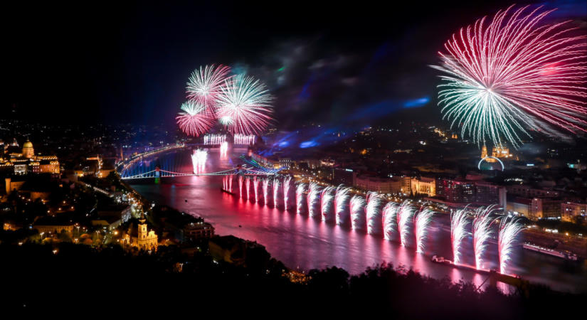 A budapesti fényfestés, drónshow és tűzijáték legjobb pillanatai – galéria, videó