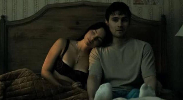 A Megszállottság színésznője már megint egy őrült filmben kapott főszerepet, ezúttal ufók és krokodilok is jönnek