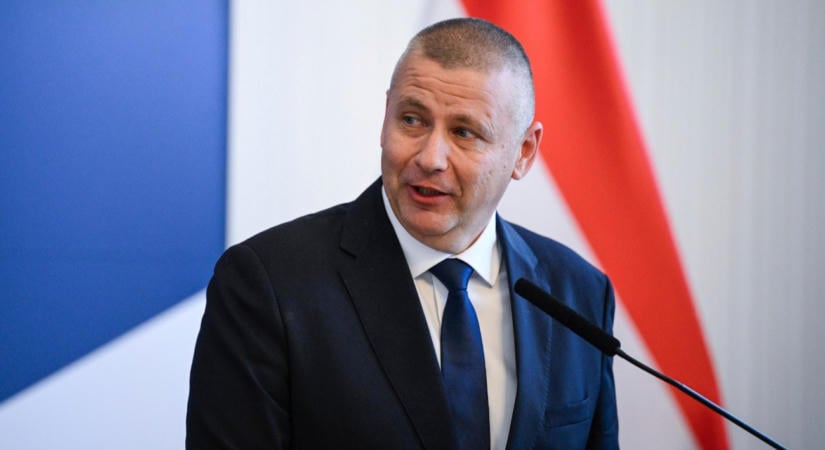 Ruszin-Szendi Romulusz: személyvédő katonák magán luxusutakra, 12 milliárd egy angol tanácsadói szerződésre