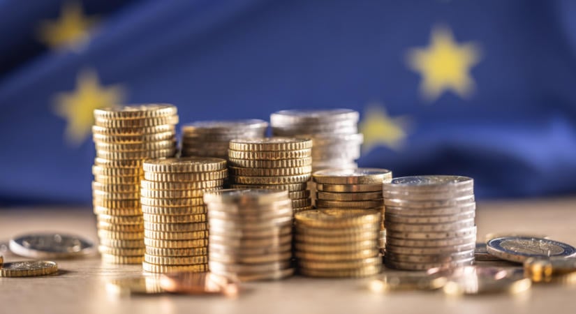 Hatalmas lejtőn az euró: 17 hónapos mélypontra zuhant a fizetőeszköz