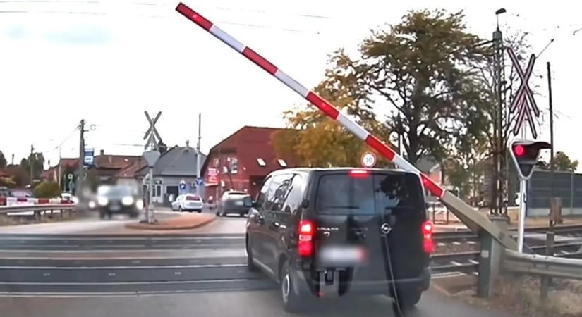 Hajszálon múlt a tragédia Vecsésen, az utolsó pillanatban mentették meg a sofőrt – videó