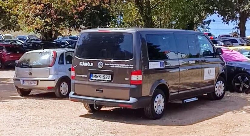 Az alpolgármester a falubusszal utazott a tengerpartra