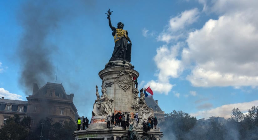 Csúnyán megütötték a francia tőzsdét – Érdemes már beszállni?