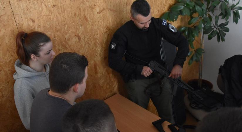 A rendőri hivatással ismerkedtek a diákok Gyöngyösön