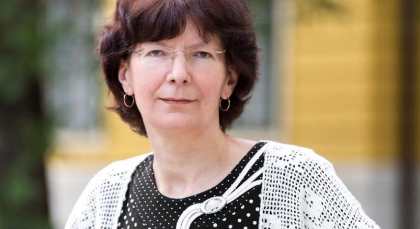 „A CSENDES PRÓZÁHOZ LESZÁLLOK” Turbuly Lilla: Azsúr