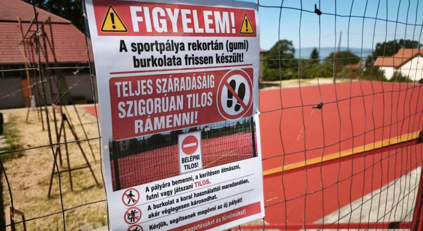 Még meg sem száradt a fonyódi sportpálya burkolata, de már rongálják