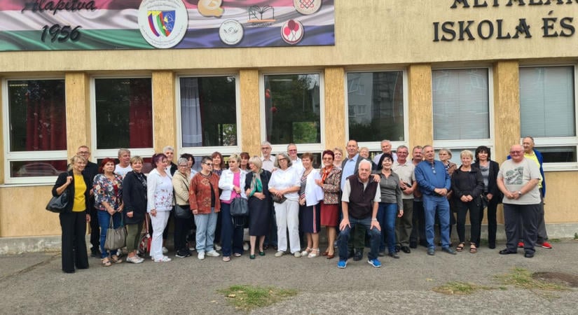 Osztálytalálkozó az Apáczaiban: 50 év után nosztalgiáztak a Balázs-Tanyán