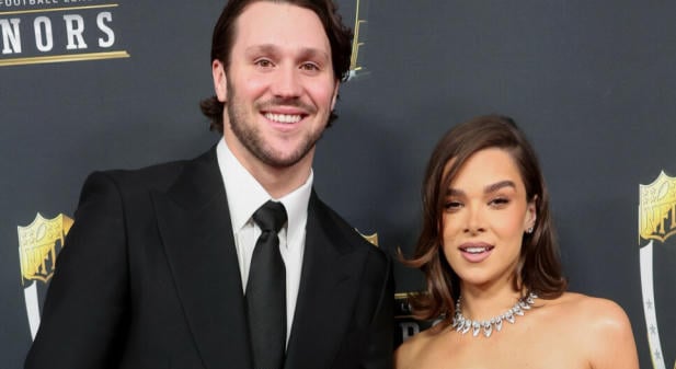 Hailee Steinfeld a férje meccsén szurkolt - imádják a rajongók