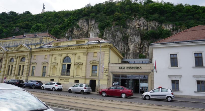 Elvesznek az autósoktól egy sávot a Rudas fürdőnél