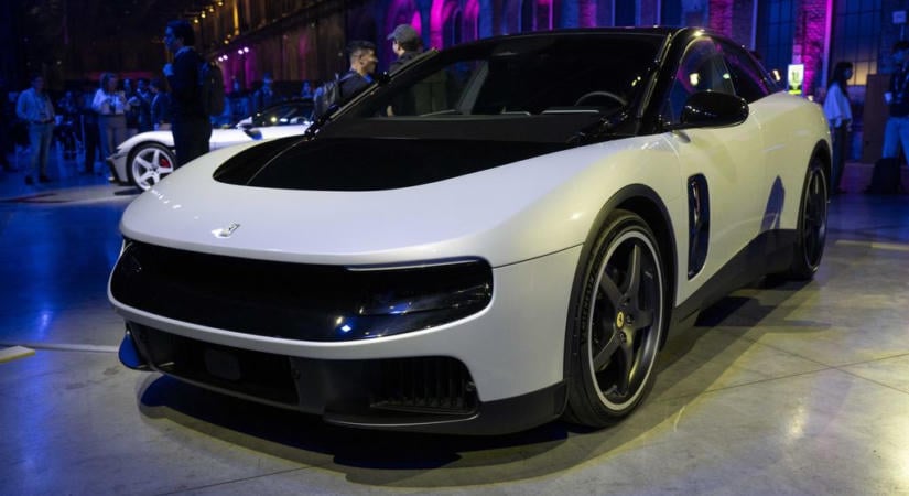 Leértékelte megosztó villanyautóját a Ferrari