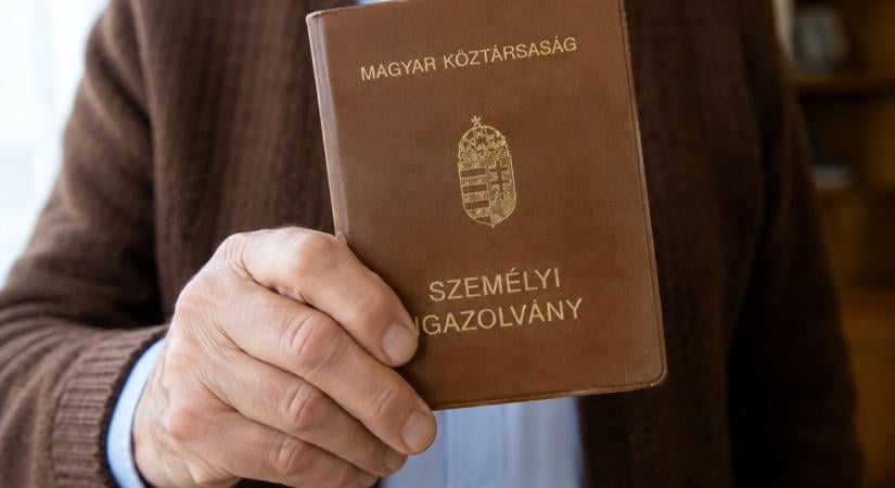 Még tízezreknek van könyvformájú személyije