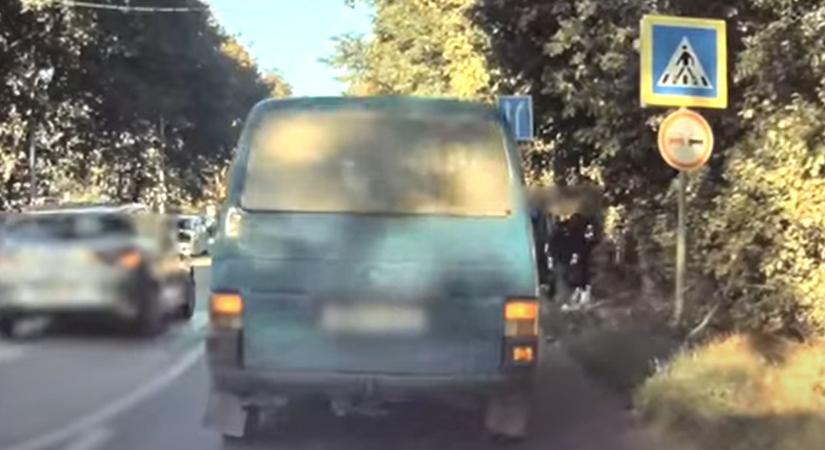 Nem sokon múlt, hogy ne üsse el a zebrán a gyerekeket az autós