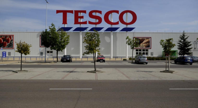 Nemcsak a világításból vesznek vissza: a Tesco italhűtőket állít le, a MOL autómosókat zár be