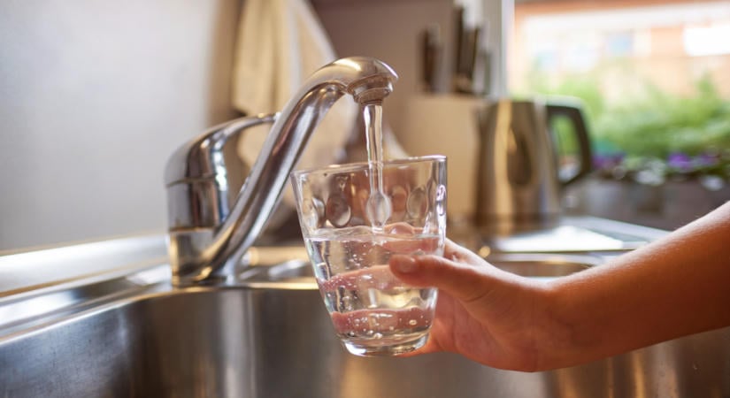 Háromszorosára nőhet a víz ára? Kitálalt a vízművezér: ennyit kellene fizetnünk egy liter csapvízért