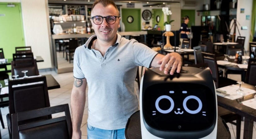 Ki kapja a borravalót, ha már robot hozza ki az ételt? Te adnál neki?