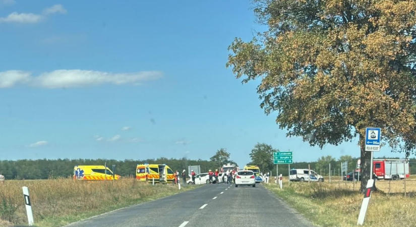 Kisbusz és személyautó karambolozott Vas megyében, teljesen lezárták útszakaszt - fotó