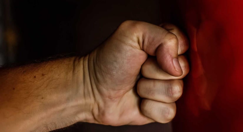 Megvertek egy férfit Maros megyében – Fogdában kötött ki két fiatal