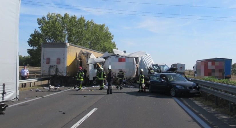 Újabb megrendítő fotók érkeztek az M5-ösön történt halálos balesetről