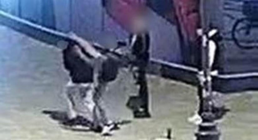 Ütötte és rúgta a kiskorút, miközben tízezer forintot követelt tőle
