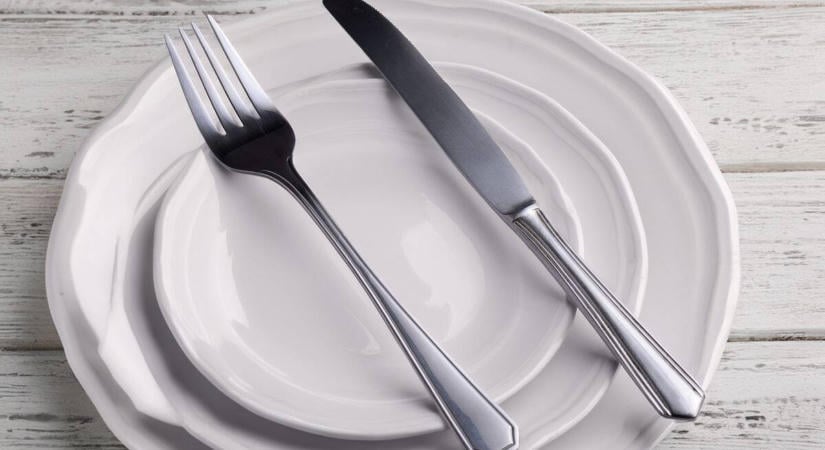 Így soha ne tedd le az evőeszközt a tányérra ha étteremben vagy, mert rossz jelzést ad a pincérnek