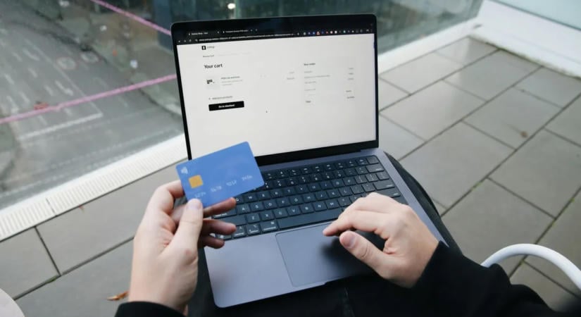 Rossz hírt kaptak a vásárlók: novembertől drágul a külföldi csomagok rendelése