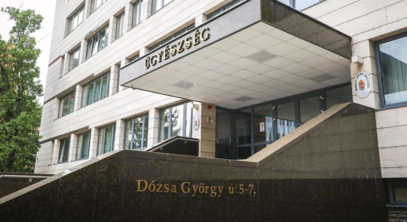 Eltörte a lánya élettársának az orrát