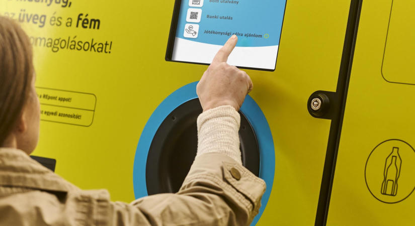 A MOHU mobil visszaváltó automatát szállíttatott a kalocsai laktanyába