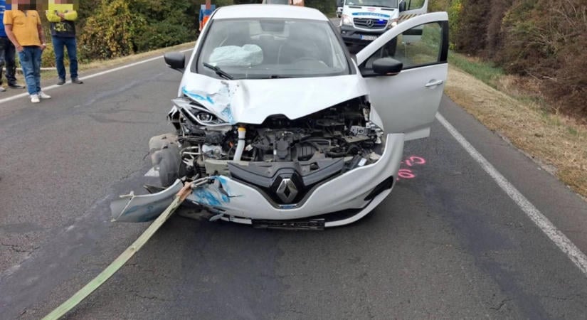 Durva karambol a 61-es főúton: személygépkocsi és teherautó karambolozott