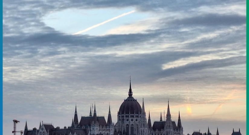 Különös jelenség a magyar Parlament fölött – képek