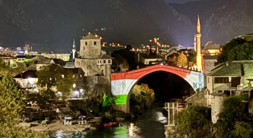 A mostari Öreg híd magyar színekben
