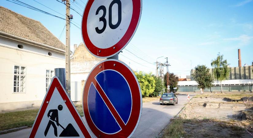 Több tucat parkolót építenek a kisvárosban – Sokan vártak már erre (képgaléria)
