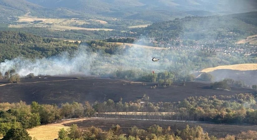 Drónok, helikopterek és terepjárók: így küzdenek az erdőtüzek ellen Hevesben