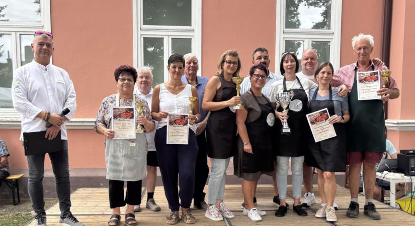 Ezt jól kifőzték, közel harminc bográcsban rotyogott egyszerre a lecsó Dombóváron