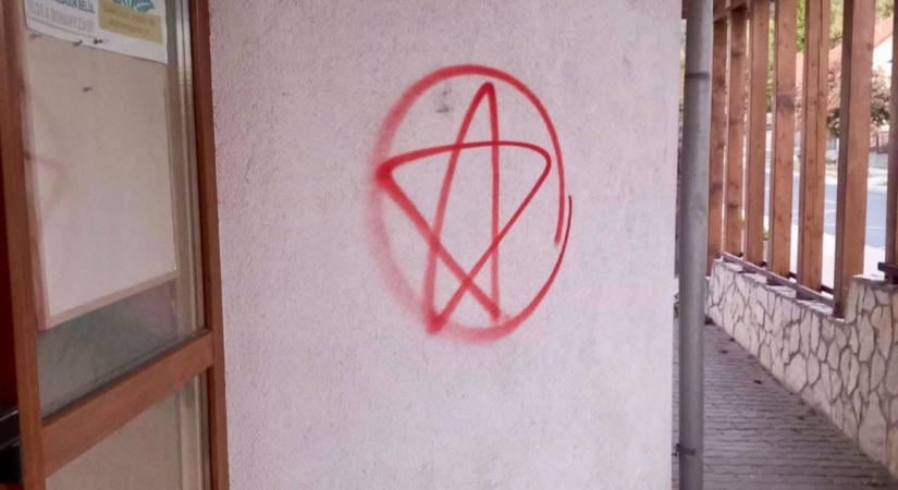 Egy emberként csaptak le a csókakőiek a sátánista falfirkálóra