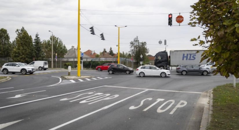 Új sávval bővült a Fehérvári út és a Zöld utca csomópontja Győrben – a városnak 65 millió forintot kellett biztosítania a munkálatokhoz