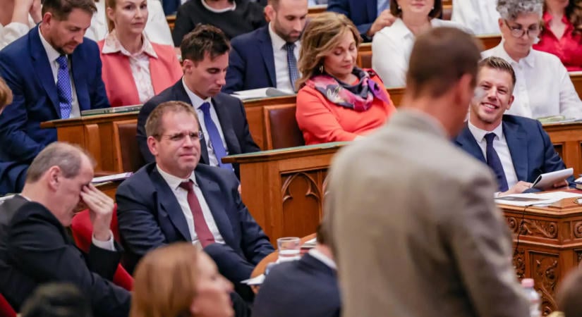 Iránytű: A 65 év felettiek körében is a népszerűbb a Fidesznél a Tisza