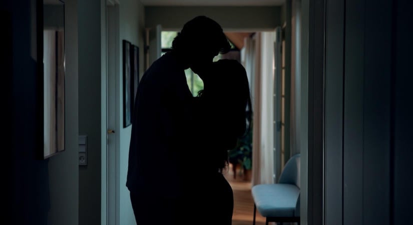 Lebuktak! Véletlenül megvillantott telefonképernyő árulta el a sztárfocista és az énekesnő titkos viszonyát