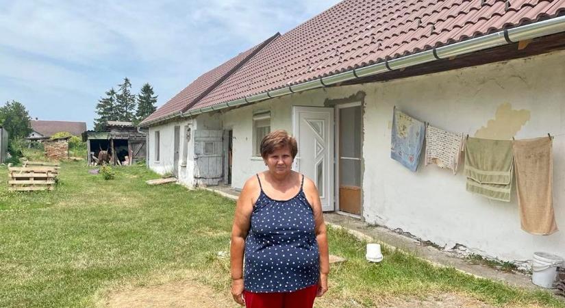 Most már örömében sír - Az összefogás erejével elkészült a szabadbattyáni Holbik család házának teteje