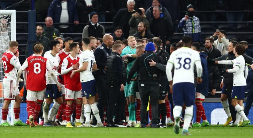 Örökre kitiltják a drukkert, aki hátba rúgta az Arsenal kapusát